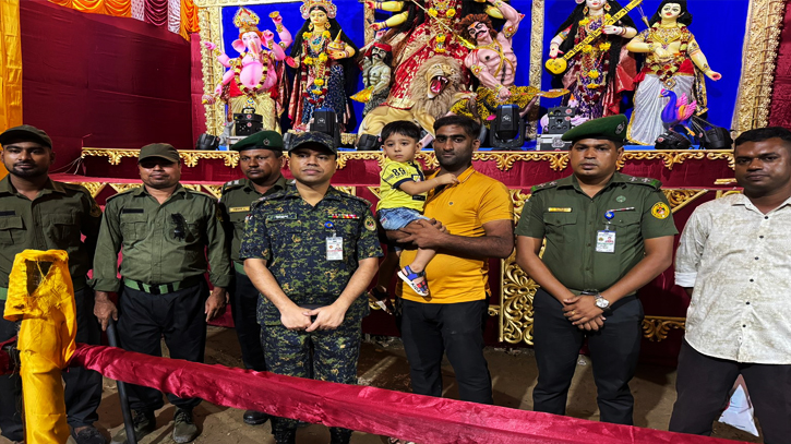 পূজা মন্ডপ পরিদর্শন করেন আনসার ও গ্রাম প্রতিরক্ষা বাহিনীর কমান্ড্যান্ট পূজা মন্ডপ পরিদর্শন করেন আনসার ও গ্রাম প্রতিরক্ষা বাহিনীর কমান্ড্যান্ট