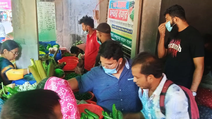 ফরিদপুরে গড়ে উঠেছে জনতার বাজার ফরিদপুরে গড়ে উঠেছে জনতার বাজার
