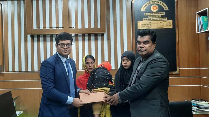 চাটমোহরে হত্যকান্ডের শিকার সেই ছাত্রীর পরিবারের পাশে দাঁড়ালেন ইউএনও চাটমোহরে হত্যকান্ডের শিকার সেই ছাত্রীর পরিবারের পাশে দাঁড়ালেন ইউএনও