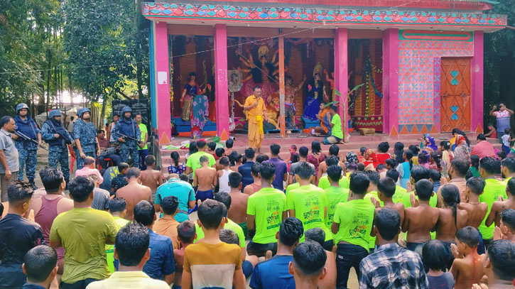 হাতিয়ায় নৌবাহিনীর উপস্থিতিতে ৩৩টি পূজামন্ডপে প্রতিমা বিসর্জন হাতিয়ায় নৌবাহিনীর উপস্থিতিতে ৩৩টি পূজামন্ডপে প্রতিমা বিসর্জন