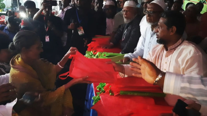 এতিমদের মাঝে পোশাক এবং অর্থ বিতরণ করেছেন বিএনপির কেন্দ্রীয় নেতা এতিমদের মাঝে পোশাক এবং অর্থ বিতরণ করেছেন বিএনপির কেন্দ্রীয় নেতা