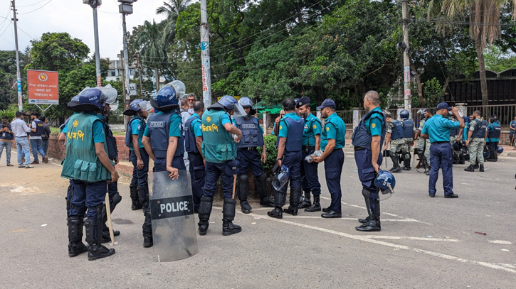 থমথমে ঢাকা বিশ্ববিদ্যালয় ক্যাম্পাস, নিরাপত্তায় আইনশৃঙ্খলা বাহিনী থমথমে ঢাকা বিশ্ববিদ্যালয় ক্যাম্পাস, নিরাপত্তায় আইনশৃঙ্খলা বাহিনী