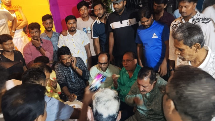 রাজশাহীতে বিএনপি নেতার বিভিন্ন পূজামণ্ডপ পরিদর্শন রাজশাহীতে বিএনপি নেতার বিভিন্ন পূজামণ্ডপ পরিদর্শন