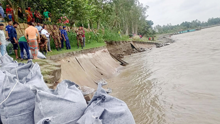 যমুনার তীর রক্ষা বাঁধে ধস, ৭০ মিটার নদীগর্ভে বিলিন যমুনার তীর রক্ষা বাঁধে ধস, ৭০ মিটার নদীগর্ভে বিলিন