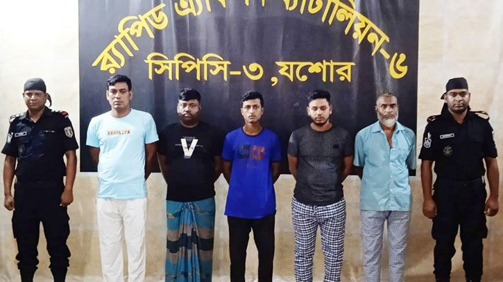 বেনাপোলের দৌলতপুর গ্রাম থেকে ৪৫৬ বোতল ফেন্সিডিলসহ আটক ৫ বেনাপোলের দৌলতপুর গ্রাম থেকে ৪৫৬ বোতল ফেন্সিডিলসহ আটক ৫