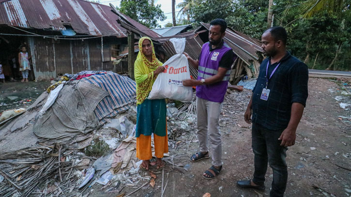 বন্যা পরবর্তী পুনর্বাসনে সহযোগিতার হাত বাড়িয়ে দিল দারাজ বন্যা পরবর্তী পুনর্বাসনে সহযোগিতার হাত বাড়িয়ে দিল দারাজ