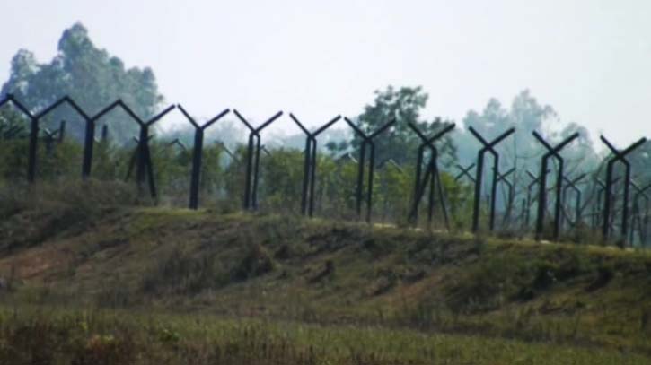২২ ঘণ্টা পরে বিএসএফের হাতে আটক বাংলাদেশি বিজিবির কাছে হস্তান্তর ২২ ঘণ্টা পরে বিএসএফের হাতে আটক বাংলাদেশি বিজিবির কাছে হস্তান্তর