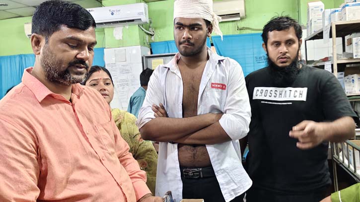 ঢাকা কলেজ ও সিটি কলেজের শিক্ষার্থীদের মধ্যে সংঘর্ষ, আহত ১ ঢাকা কলেজ ও সিটি কলেজের শিক্ষার্থীদের মধ্যে সংঘর্ষ, আহত ১
