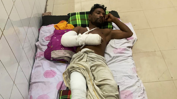গ্রাম্য সালিশকে কেন্দ্র করে যুবককে অমানবিক নির্যাতন গ্রাম্য সালিশকে কেন্দ্র করে যুবককে অমানবিক নির্যাতন