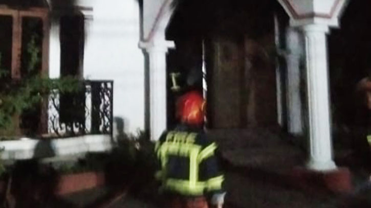 মায়ার বাড়িতে আগুন, চেয়ারম্যানসহ ১২১ জনের বিরুদ্ধে মামলা, গ্রেপ্তার ৬ মায়ার বাড়িতে আগুন, চেয়ারম্যানসহ ১২১ জনের বিরুদ্ধে মামলা, গ্রেপ্তার ৬