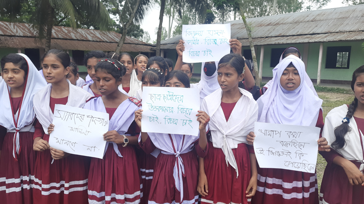 শিক্ষকদের স্কুলে ফেরাতে শিক্ষার্থীদের আন্দোলন শিক্ষকদের স্কুলে ফেরাতে শিক্ষার্থীদের আন্দোলন