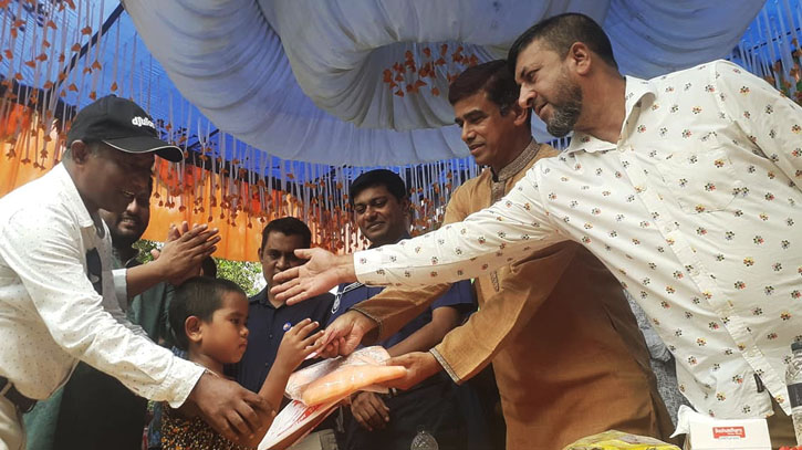 দূর্গাপূজায় দুইশত শিশুকে নতুন জামা উপহার দিল শিশুস্বর্গ দূর্গাপূজায় দুইশত শিশুকে নতুন জামা উপহার দিল শিশুস্বর্গ