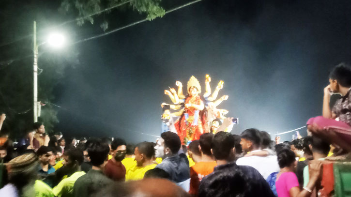 সুরমা নদীতে প্রতিমা বিসর্জনের মধ্যে দিয়েই শারদীয় দূর্গোপূজার সমাপ্তি সুরমা নদীতে প্রতিমা বিসর্জনের মধ্যে দিয়েই শারদীয় দূর্গোপূজার সমাপ্তি