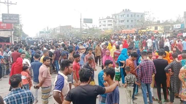 ঈদ বোনাসের দাবিতে শ্রমিকদের ঢাকা-ময়মনসিংহ মহাসড়ক অবরোধ ঈদ বোনাসের দাবিতে শ্রমিকদের ঢাকা-ময়মনসিংহ মহাসড়ক অবরোধ
