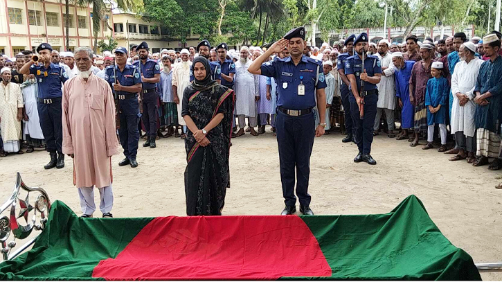 রাষ্ট্রীয় মর্যাদায় বীর মুক্তিযোদ্ধা মকবুল হোসেনের দাফন সম্পন্ন রাষ্ট্রীয় মর্যাদায় বীর মুক্তিযোদ্ধা মকবুল হোসেনের দাফন সম্পন্ন