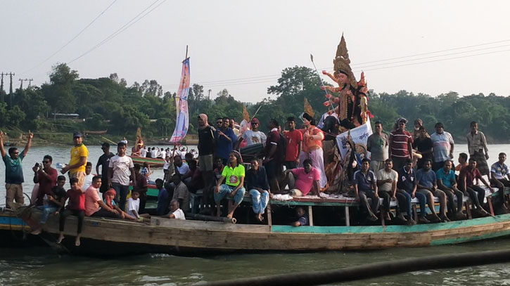 কাপ্তাইয়ে প্রতিমা বিসর্জনের মধ্য দিয়ে শেষ হলো দুর্গোৎসব কাপ্তাইয়ে প্রতিমা বিসর্জনের মধ্য দিয়ে শেষ হলো দুর্গোৎসব