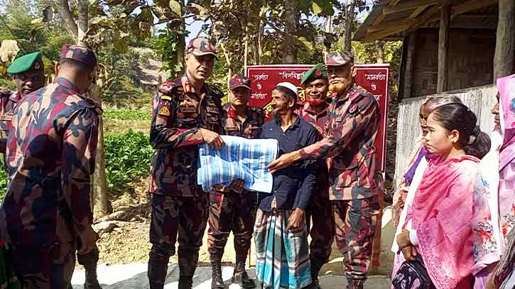 আলীকদমে বিজিবির উদ্যোগে প্রতিবন্ধীদের মাঝে শীতবস্ত্র ও সেলাইমেশিন বিতরণ আলীকদমে বিজিবির উদ্যোগে প্রতিবন্ধীদের মাঝে শীতবস্ত্র ও সেলাইমেশিন বিতরণ