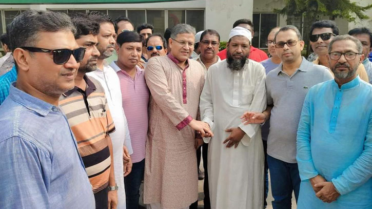 ফরিদপুর বিএনপি পরিবারের পক্ষ থেকে নিহতের পরিবার কে অনুদান ফরিদপুর বিএনপি পরিবারের পক্ষ থেকে নিহতের পরিবার কে অনুদান