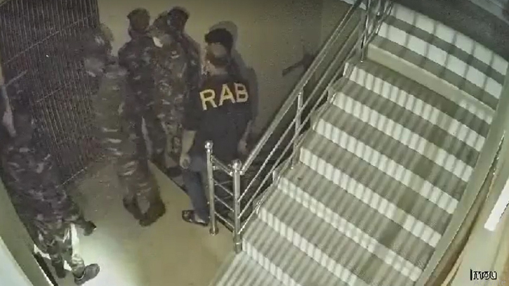 মোহাম্মদপুরে সেনা-র্যাবের পোশাকে বাসায় ডাকাতি, গ্রেপ্তার ১১ মোহাম্মদপুরে সেনা-র্যাবের পোশাকে বাসায় ডাকাতি, গ্রেপ্তার ১১