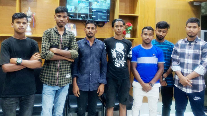 হাজীগঞ্জে ৯ কিশোর গ্যাং সদস্য আটক হাজীগঞ্জে ৯ কিশোর গ্যাং সদস্য আটক