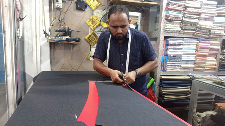 নাটোরে মিনি গার্মেন্টসে স্বাবলম্বী মিজান নাটোরে মিনি গার্মেন্টসে স্বাবলম্বী মিজান