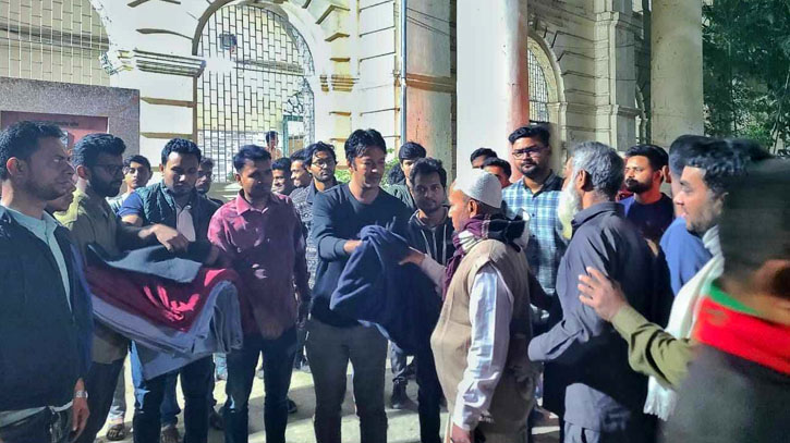 নিরাপত্তাকর্মী-অসহায়দের মাঝে জবি ছাত্রদল নেতার শীতবস্ত্র বিতরণ নিরাপত্তাকর্মী-অসহায়দের মাঝে জবি ছাত্রদল নেতার শীতবস্ত্র বিতরণ