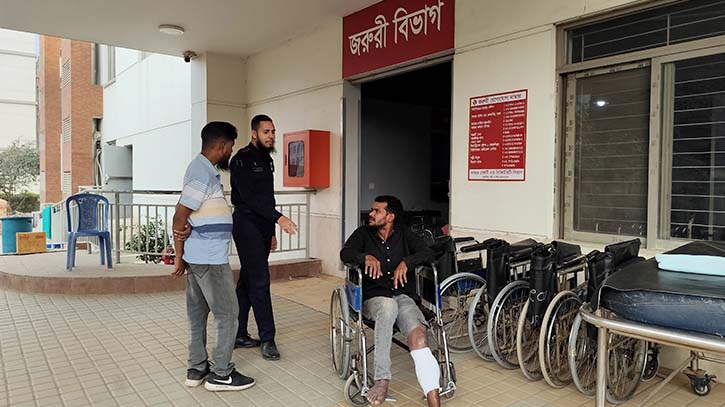 আশুলিয়ায় চাঁদা না পেয়ে দোকানীকে গুলি করলো যুবলীগ নেতা আশুলিয়ায় চাঁদা না পেয়ে দোকানীকে গুলি করলো যুবলীগ নেতা