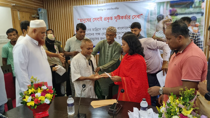 বন্যা দুর্গতদের মাঝে নগদ পাঁচ লক্ষ টাকার বিতরণ বন্যা দুর্গতদের মাঝে নগদ পাঁচ লক্ষ টাকার বিতরণ