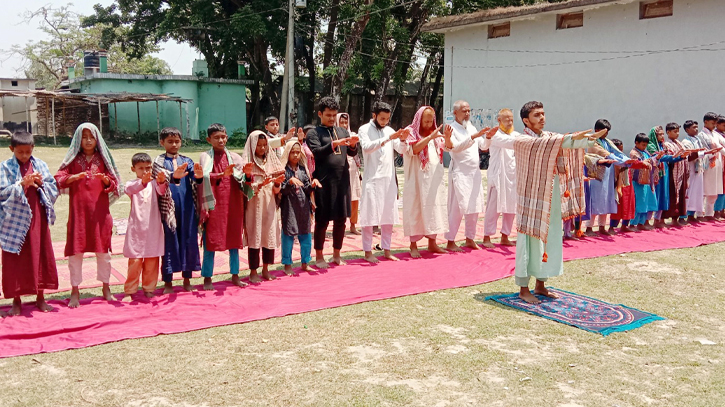 দিনাজপুরে বৃষ্টির আশায় ইসতিসকার নামাজ আদায় দিনাজপুরে বৃষ্টির আশায় ইসতিসকার নামাজ আদায়