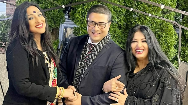 নিউইয়র্কে দেখা হলো তিন বন্ধুর নিউইয়র্কে দেখা হলো তিন বন্ধুর