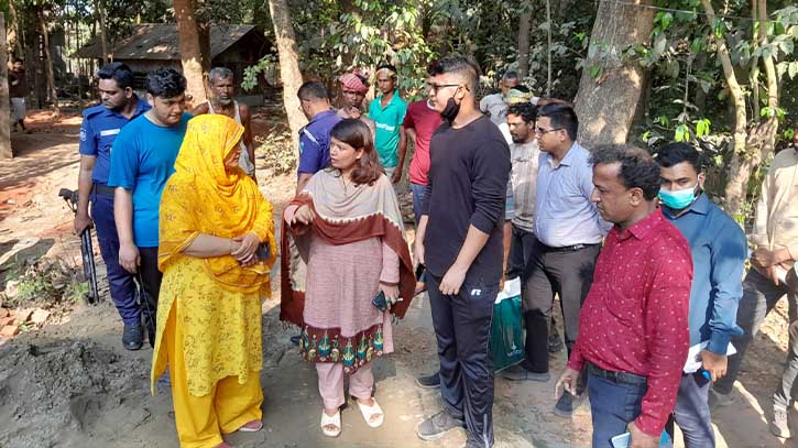 হাটহাজারীতে ভ্রাম্যমাণ আদালতের অভিযানে অবৈধ স্থাপনা উচ্ছেদ হাটহাজারীতে ভ্রাম্যমাণ আদালতের অভিযানে অবৈধ স্থাপনা উচ্ছেদ