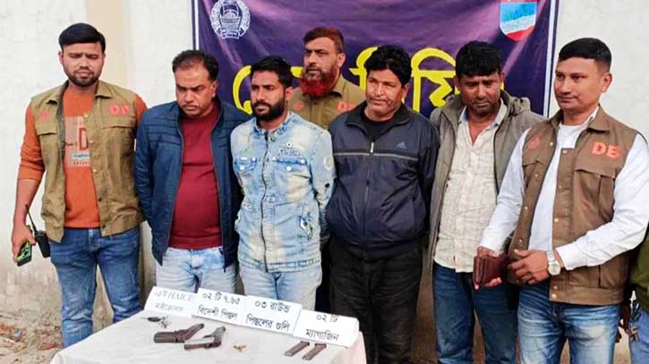 যশোরে পৌর আ’লীগ নেতাসহ আটক ৪, অস্ত্র-গুলি উদ্ধার যশোরে পৌর আ’লীগ নেতাসহ আটক ৪, অস্ত্র-গুলি উদ্ধার