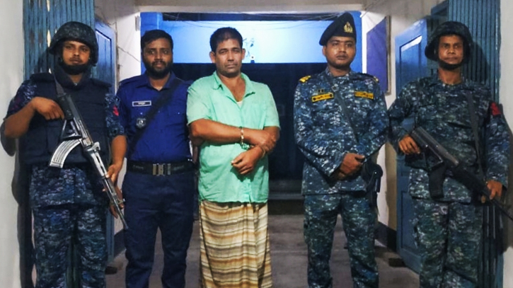 হাতিয়ায় সাবেক ইউপি সদস্যকে আটক করেছে নৌবাহিনী হাতিয়ায় সাবেক ইউপি সদস্যকে আটক করেছে নৌবাহিনী