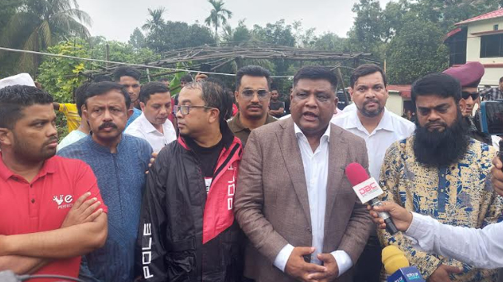 সিলেটে টিলা ধসে আটকে পড়াদের উদ্ধারে সেনাবাহিনী সিলেটে টিলা ধসে আটকে পড়াদের উদ্ধারে সেনাবাহিনী