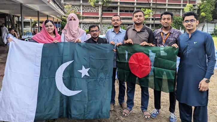 বন্যার্তদের পাশে বাংলাদেশে অবস্থানরত পাকিস্তানি শিক্ষার্থীরা বন্যার্তদের পাশে বাংলাদেশে অবস্থানরত পাকিস্তানি শিক্ষার্থীরা