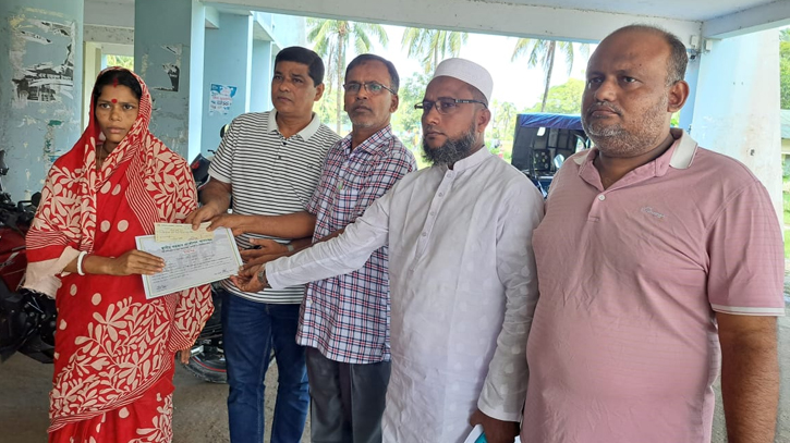 চরফ্যাসনে সড়ক রক্ষণাবেক্ষণ কর্মীদের সঞ্চয় চেক প্রদান চরফ্যাসনে সড়ক রক্ষণাবেক্ষণ কর্মীদের সঞ্চয় চেক প্রদান