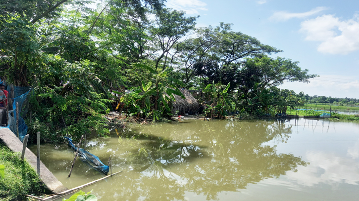 কয়রায় খাল দখল করে অবৈধ স্থাপনা কয়রায় খাল দখল করে অবৈধ স্থাপনা
