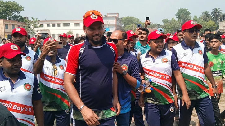 ব্যাট হাতে ঝড় তুললেন মাশরাফি ব্যাট হাতে ঝড় তুললেন মাশরাফি