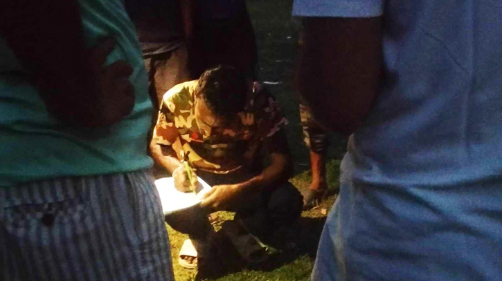 জুয়ার আসর থেকে হাতেনাতে চার বহিরাগত যুবক আটক জুয়ার আসর থেকে হাতেনাতে চার বহিরাগত যুবক আটক