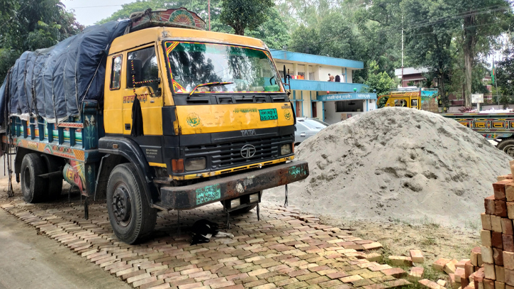 আত্রাইয়ে চাল ভর্তি ট্রাক জব্দ, ক্রেতা ও চালক গ্রেপ্তার আত্রাইয়ে চাল ভর্তি ট্রাক জব্দ, ক্রেতা ও চালক গ্রেপ্তার