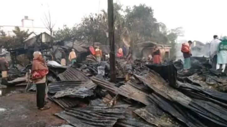 বরগুনায় গভীর রাতের অগ্নিকাণ্ডে ১৪টি ঘর ভস্মীভূত বরগুনায় গভীর রাতের অগ্নিকাণ্ডে ১৪টি ঘর ভস্মীভূত