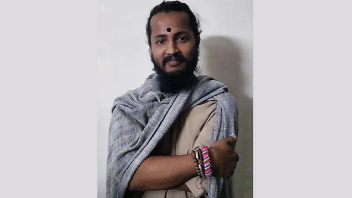 জাবির ছাত্রী হল রুম থেকে যুবক আটক জাবির ছাত্রী হল রুম থেকে যুবক আটক