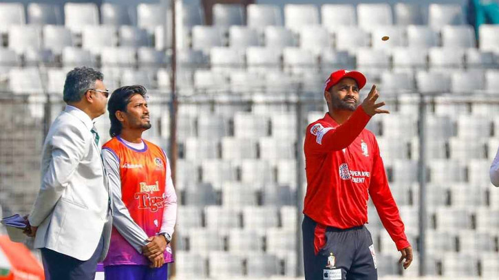 উদ্বোধনী ম্যাচে টসে জিতে বোলিংয়ে তামিমের বরিশাল উদ্বোধনী ম্যাচে টসে জিতে বোলিংয়ে তামিমের বরিশাল