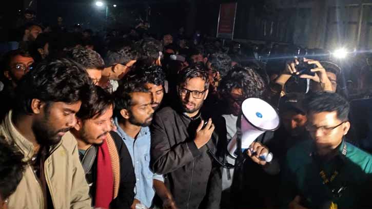 টানা ৩৫ ঘন্টা পর অনশন প্রত্যাহার জবি শিক্ষার্থীদের টানা ৩৫ ঘন্টা পর অনশন প্রত্যাহার জবি শিক্ষার্থীদের