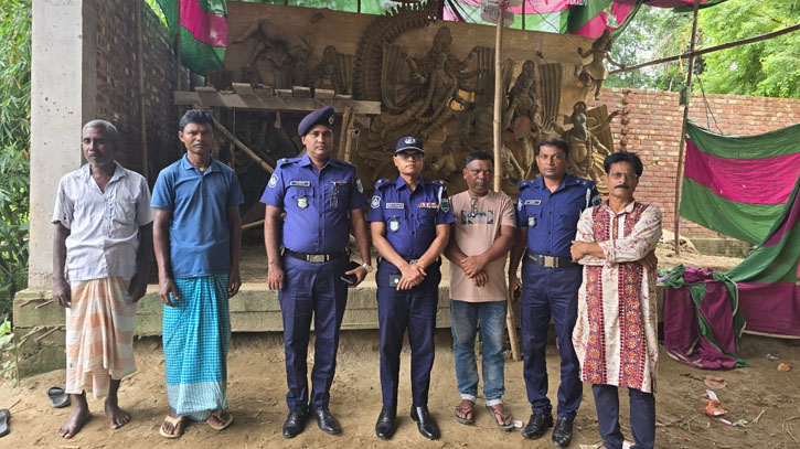 জয়পুরহাটে পূজা মন্ডপ পরিদর্শন করেছেন পুলিশ সুপার জয়পুরহাটে পূজা মন্ডপ পরিদর্শন করেছেন পুলিশ সুপার