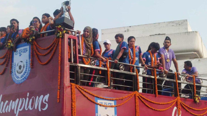 ছাদখোলা বাসে সাফ চ্যাম্পিয়নদের যাত্রা শুরু ছাদখোলা বাসে সাফ চ্যাম্পিয়নদের যাত্রা শুরু