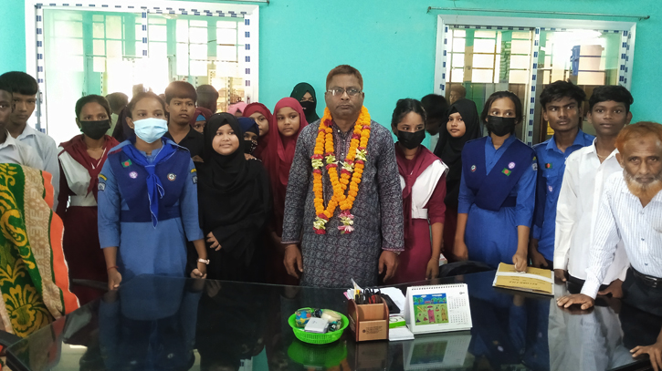 ফুলের মালা দিয়ে বরণ করে প্রধান শিক্ষককে ফেরালো শিক্ষার্থীরা ফুলের মালা দিয়ে বরণ করে প্রধান শিক্ষককে ফেরালো শিক্ষার্থীরা