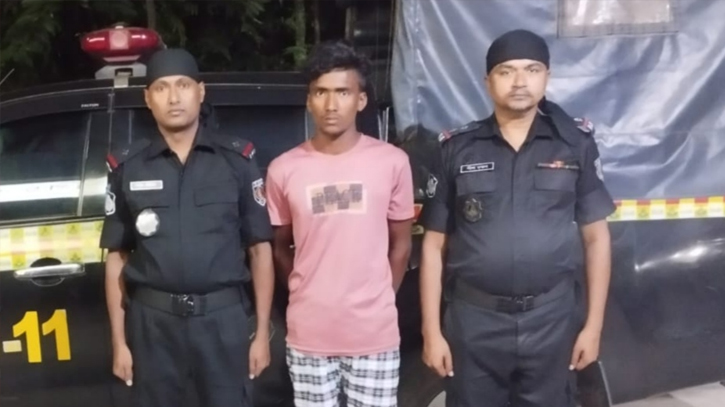 চিরকুট লিখে ছাত্রীর আত্মহত্যা, যুবক গ্রেপ্তার চিরকুট লিখে ছাত্রীর আত্মহত্যা, যুবক গ্রেপ্তার