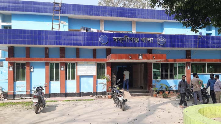 বকশীগঞ্জে গলায় ফাঁস দিয়ে নববধূর রহস্যজনক মৃত্যু বকশীগঞ্জে গলায় ফাঁস দিয়ে নববধূর রহস্যজনক মৃত্যু