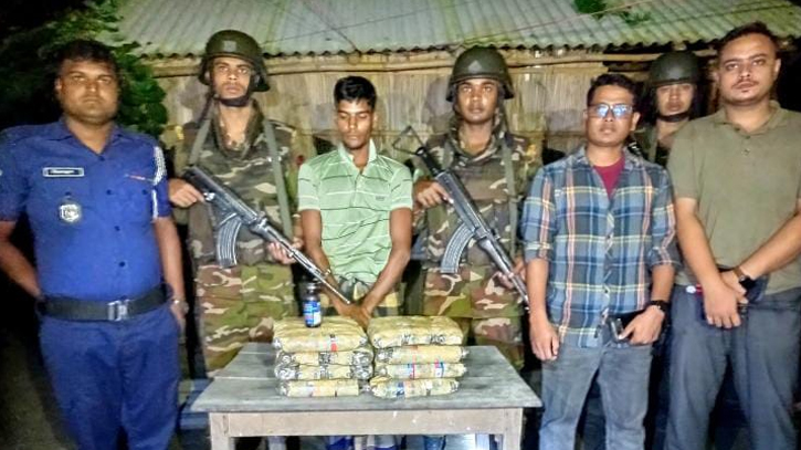 চুয়াডাঙ্গায় যৌথ বাহিনীর অভিযানে মাদক কারবারি গ্রেপ্তার চুয়াডাঙ্গায় যৌথ বাহিনীর অভিযানে মাদক কারবারি গ্রেপ্তার